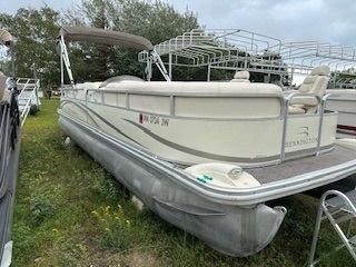 CLEAN PONTOON WITH BRAND NEW 115 YAMAHA
